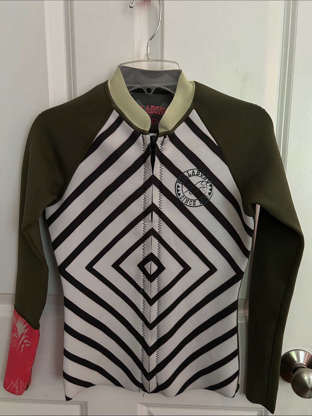 Billabong Olive Sleeve Surf Jacket with Black & White Geometric Front NWOT
